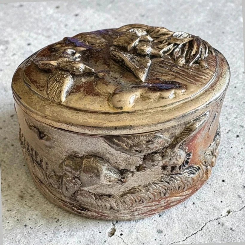 Antiga caixa de joias redonda em metal prateado – Decoração em relevo com pássaros e patos – photo 6